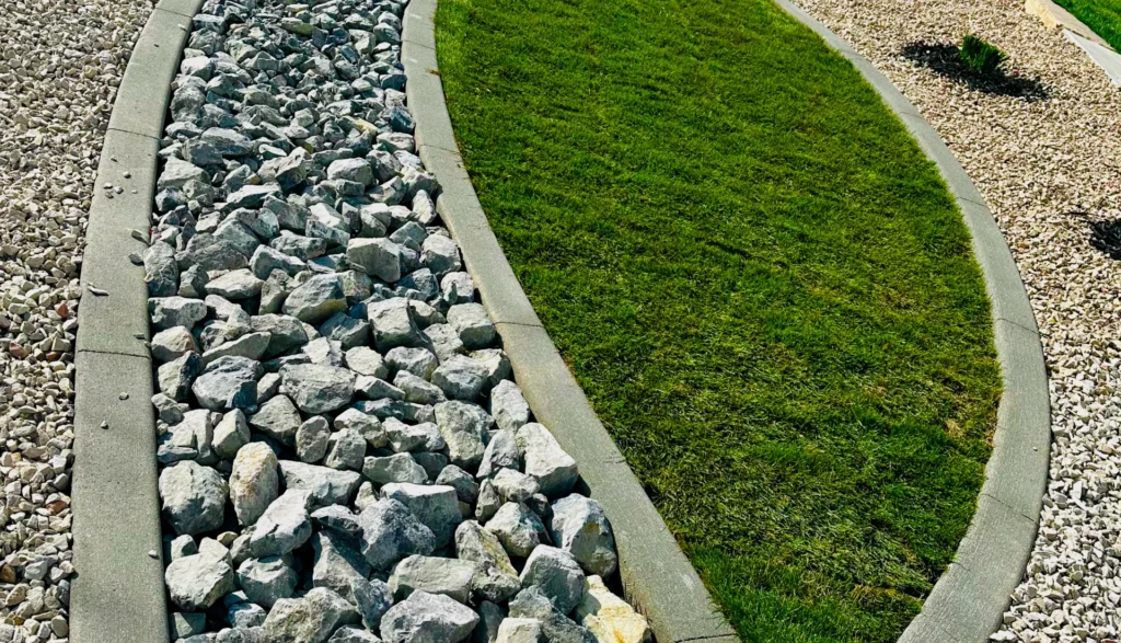 Clean edge between a lawn and a gravel border