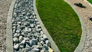 Clean edge between a lawn and a gravel border